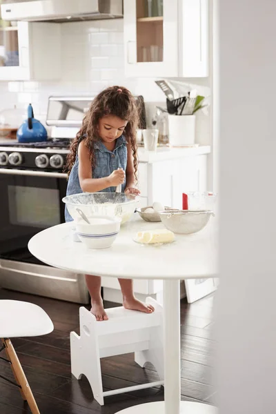 Chica Joven Haciendo Pastel Cocina Por Cuenta Mezclando Mezcla Pastel —  Fotos de Stock