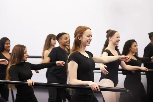 Estudiantes Masculinos Femeninos Escuela Artes Escénicas Ensayando Ballet Estudio Danza — Foto de Stock