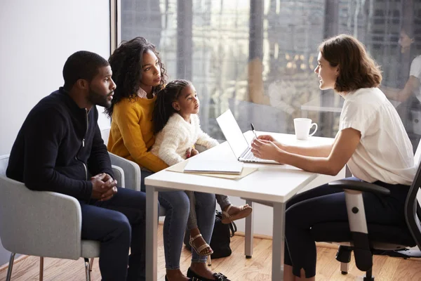 Família Tendo Consulta Com Pediatra Consultório Hospital — Fotografia de Stock