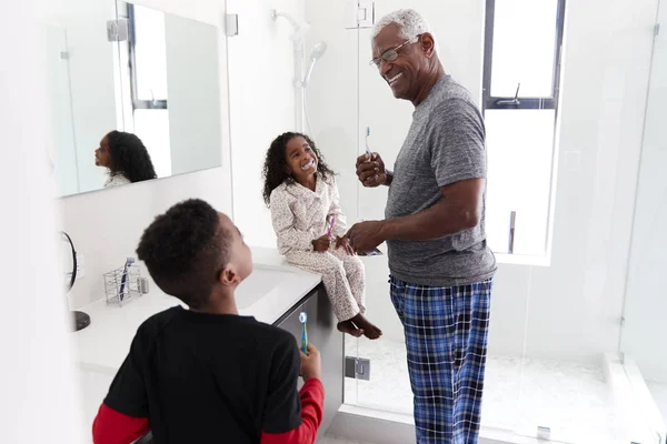 Avô Banheiro Vestindo Pijama Escovando Dentes Com Netos — Fotografia de Stock