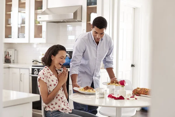 Joven Mujer Adulta Raza Mixta Sentada Mesa Cocina Pareja Sorprende —  Fotos de Stock