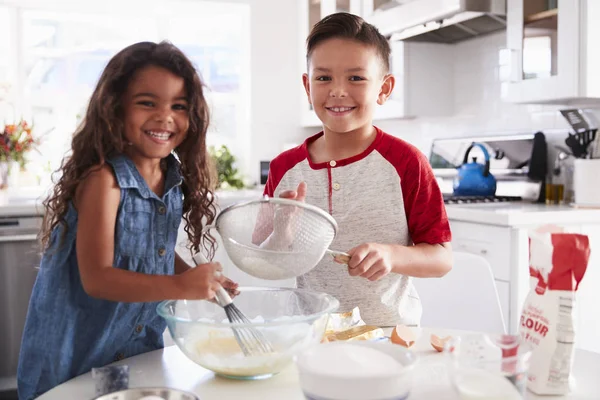Hermano Hermana Preparando Mezcla Pastel Juntos Mesa Cocina Mirando Cámara —  Fotos de Stock