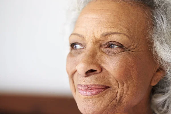 Evde Yatakta Oturan Gülümseyen Yaşlı Kadının Olumlu Görünümlü Yakın Çekim — Stok fotoğraf