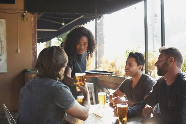 Kellnerin Serviert Getränke Eine Gruppe Männlicher Freunde Die Sich Der — Stockfoto