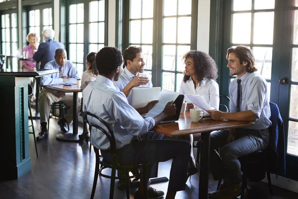 Equipo Negocios Teniendo Reunión Informal Alrededor Mesa Cafetería — Foto de Stock