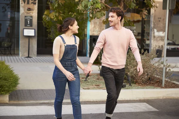 Millennial Hipster Paar Überquert Die Straße Der Stadt Händchen Haltend — Stockfoto
