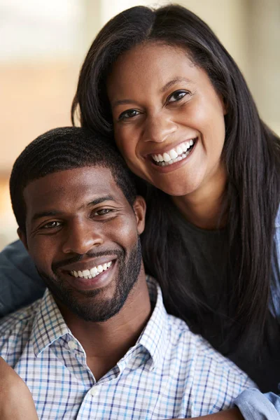 Retrato Casal Amoroso Sorridente Abraçando Casa — Fotografia de Stock