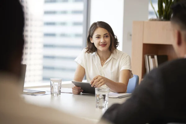 Zakenvrouw Met Digitale Tablet Zittend Tafel Vergadering Met Collega Moderne — Stockfoto