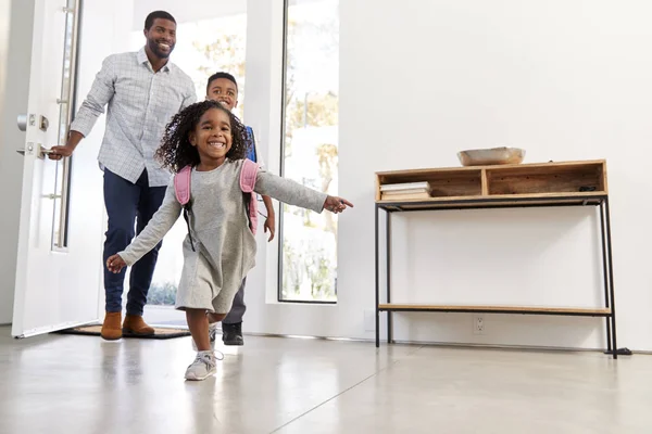 Pai Coletando Trazendo Filho Filha Para Casa Depois Escola — Fotografia de Stock