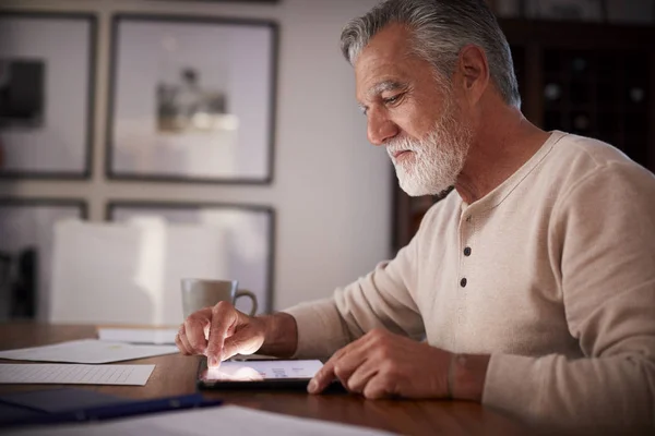 Homme Hispanique Âgé Assis Une Table Aide Une Tablette Soir — Photo