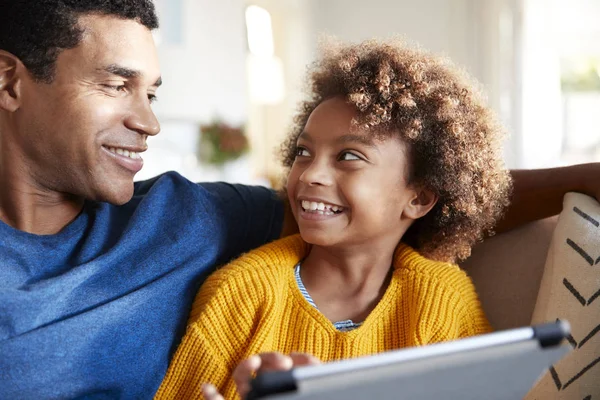 Close Father Daughter Using Tablet Computer Looking Each Other Smiling — Stock Photo, Image