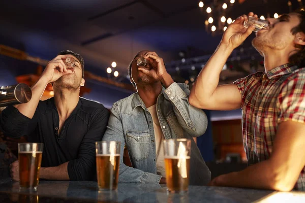 Gruppo Amici Maschi Bere Colpi Bar Insieme — Foto Stock