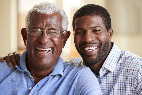 Portrait Père Aîné Souriant Étreint Par Fils Adulte Maison — Photo