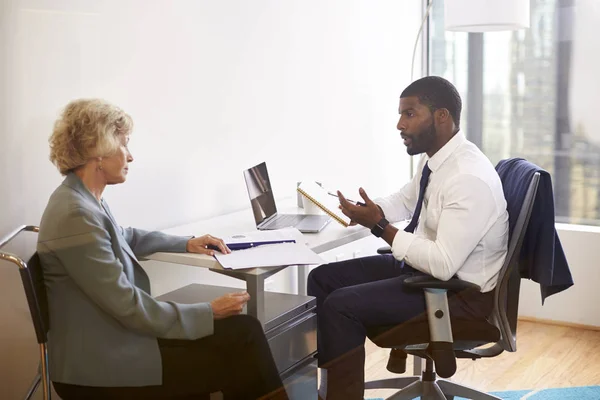 Senior Vrouw Ontmoeting Met Mannelijke Arts Financial Advisor Cosmetische Chirurg — Stockfoto