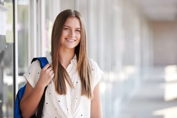 Retrato Una Estudiante Universitaria Sonriente Con Mochila Pasillo Del Edificio — Foto de Stock