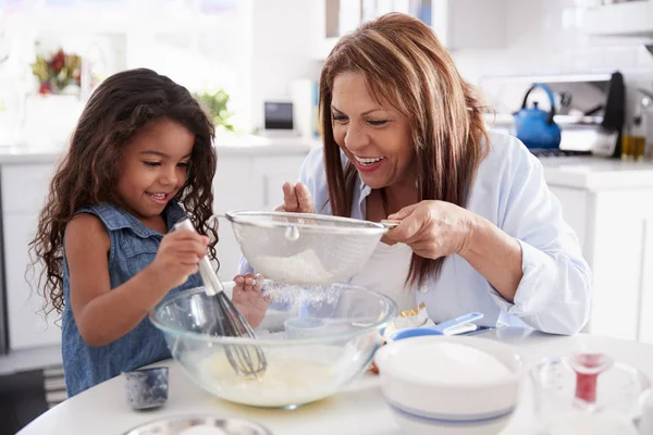 Joven Chica Hispana Haciendo Pastel Cocina Con Abuela Cerca —  Fotos de Stock