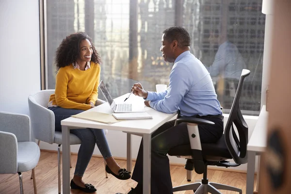 Vrouw Gesprek Met Mannelijke Financieel Adviseur Relatieadviseur Functie — Stockfoto