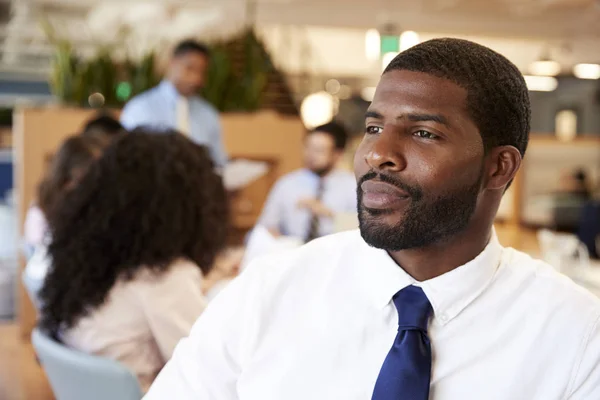 Geschäftsmann Modernen Büro Mit Kollegen Die Sich Hintergrund Tisch Treffen — Stockfoto