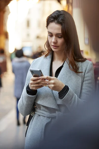 Ung Vit Affärskvinna Står Upptagen London Gata Med Smartphone Närbild — Stockfoto