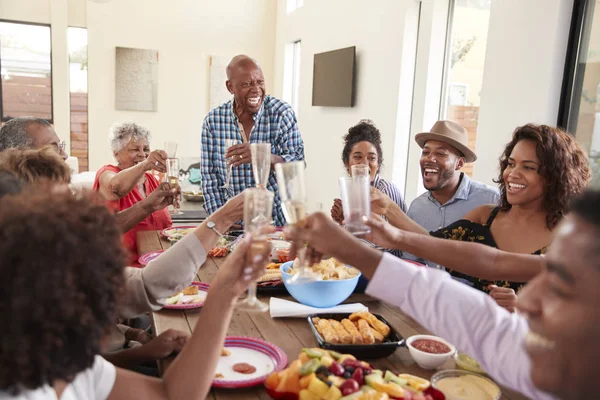 Grand Père Portant Toast Debout Table Dîner Célébrant Avec Famille — Photo