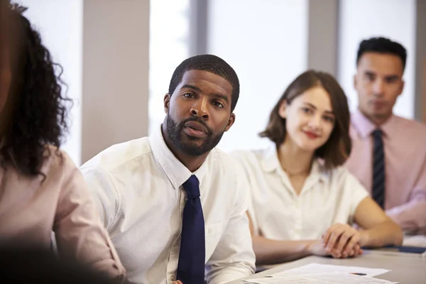 Grupp Affärsmän Och Affärskvinnor Sitter Vid Bordet Lyssnar Presentation Moderna — Stockfoto