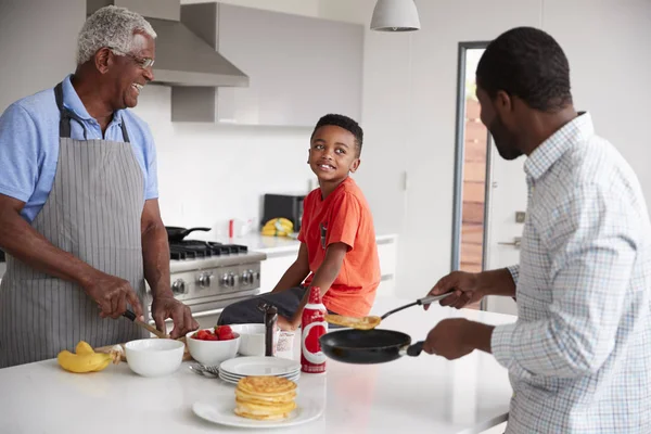 Multi Generazione Maschio Famiglia Cucina Casa Fare Pancakes Insieme — Foto Stock