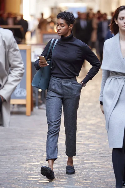 Genç Siyahi Kadını Londra Sokakta Akıllı Telefon Kullanarak Yürüyor — Stok fotoğraf