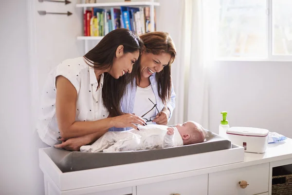 Duizendjarige Hispanic Moeder Oma Spelen Met Baby Zoon Veranderende Tafel — Stockfoto