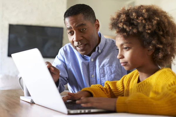 Preteen Meisje Zwart Meisje Met Behulp Van Een Laptop Computer — Stockfoto