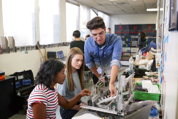 Profesora Con Dos Estudiantes Universitarias Que Construyen Máquina Robótica Científica — Foto de Stock