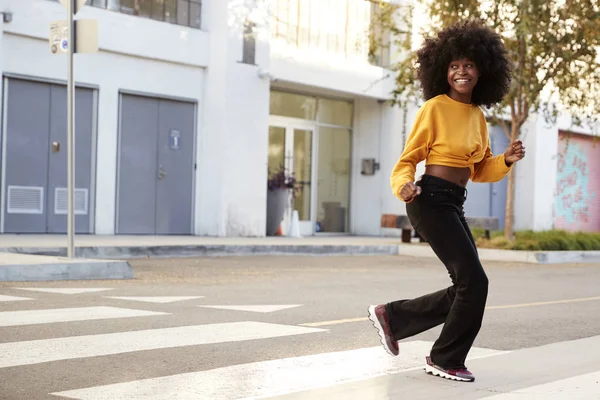 Jeune Femme Noire Mode Avec Des Cheveux Afro Courant Travers — Photo