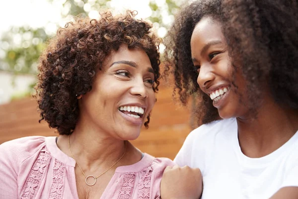 Idade Média Mãe Negra Filha Adolescente Sorrindo Para Outro — Fotografia de Stock