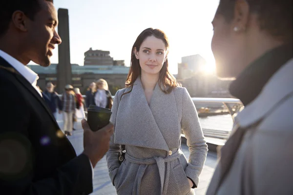 Tre Tusenåriga Kollegor Som Står Och Pratar Millennium Bridge — Stockfoto