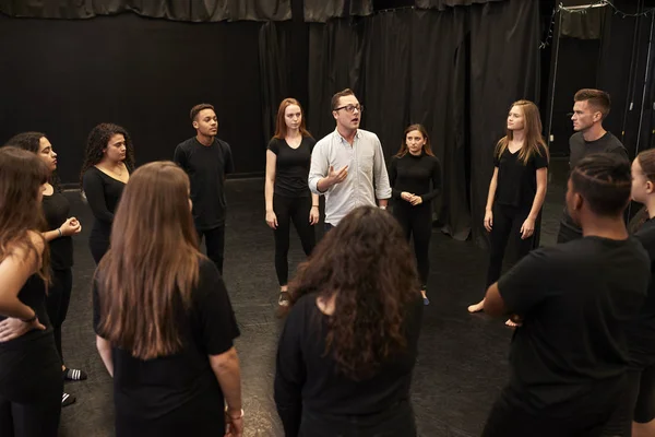 Professeur Avec Des Étudiants Théâtre Masculins Féminins École Des Arts — Photo