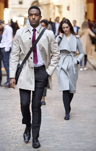 Millennial Hombre Negocios Negro Caminando Una Calle Ciudad Mirando Cámara — Foto de Stock