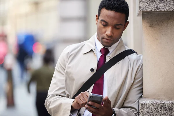 Giovane Uomo Affari Nero Appoggiato Muro Strada Londra Utilizzando Smartphone — Foto Stock