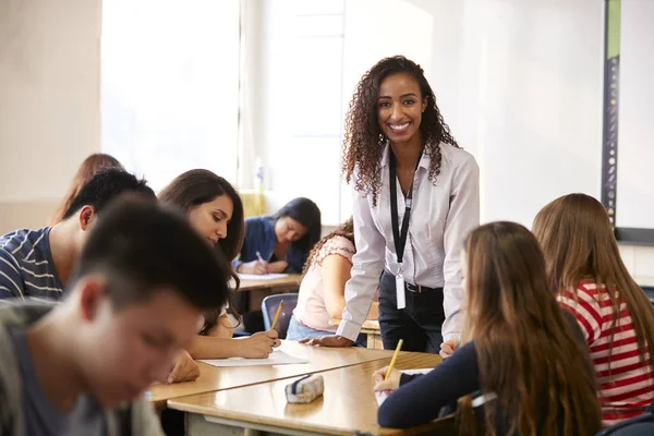 Portret Uśmiechnięty Kobieta Liceum Nauczyciel Stojący Przez Student Tabela Nauczanie — Zdjęcie stockowe