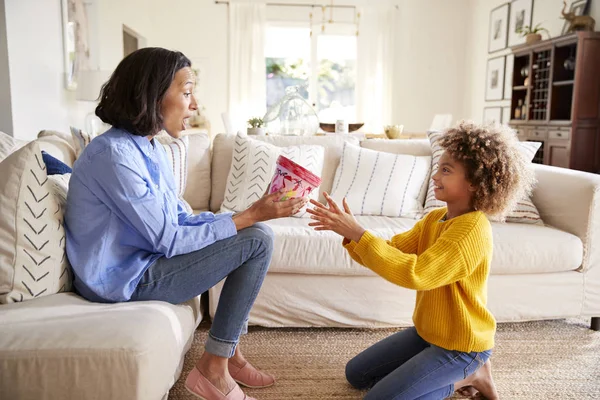 Pre Teen Girl Giving Ihrer Mutter Hausgemachte Dekorierte Pflanzentopf Seitenansicht — Stockfoto