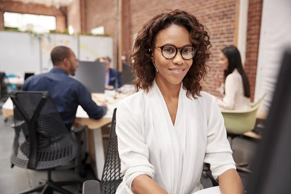 Kvinnliga Kundtjänsthandläggare Som Arbetar Vid Skrivbordet Callcenter — Stockfoto