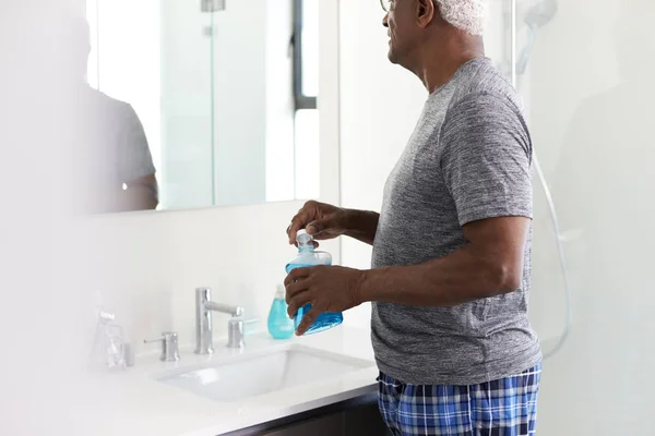 Älterer Mann Mit Mundwasser Sieht Spiegelung Badezimmerspiegel Schlafanzug — Stockfoto