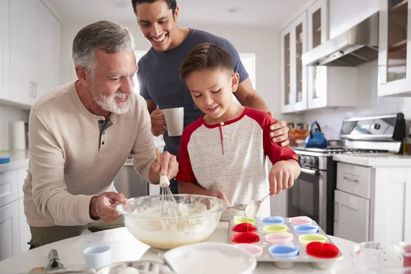 Pappa Tittar Sin Son Gör Tårtor Med Farfar Köksbordet Närbild — Stockfoto