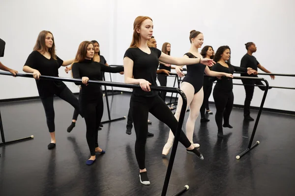 バレエを用いたダンススタジオでバレエを練習する舞台芸術学校の男女学生 — ストック写真