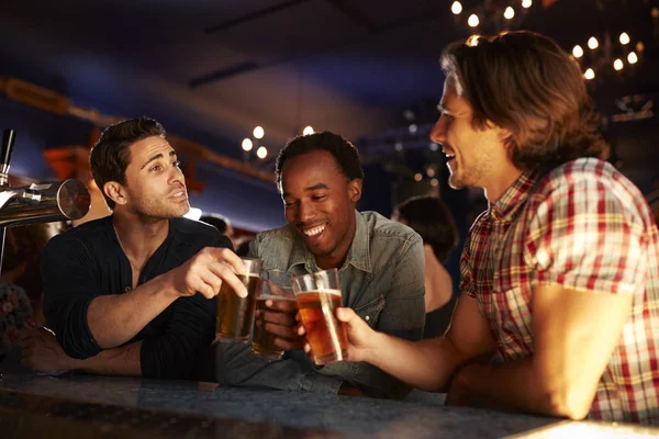 一群男性朋友一起在酒吧喝啤酒 — 图库照片