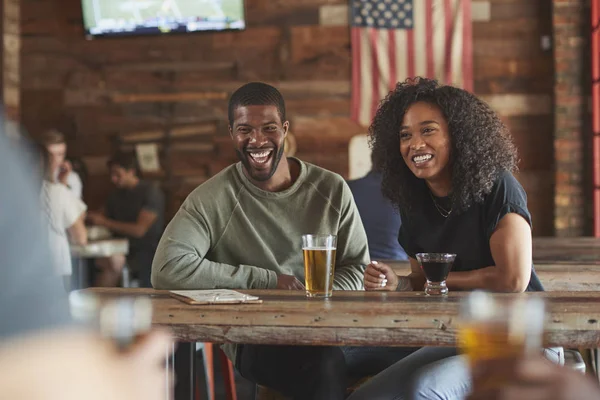 Jeune Couple Réunion Dans Bar Sportif Profiter Boire Avant Match — Photo