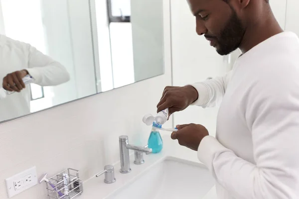 Nahaufnahme Eines Mannes Der Badezimmer Zahnpasta Auf Die Zahnbürste Drückt — Stockfoto