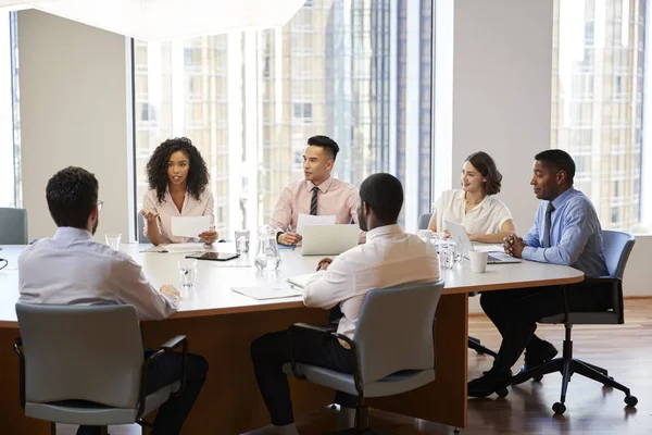 Grupo Profesionales Negocios Que Reúnen Alrededor Mesa Oficina Moderna — Foto de Stock