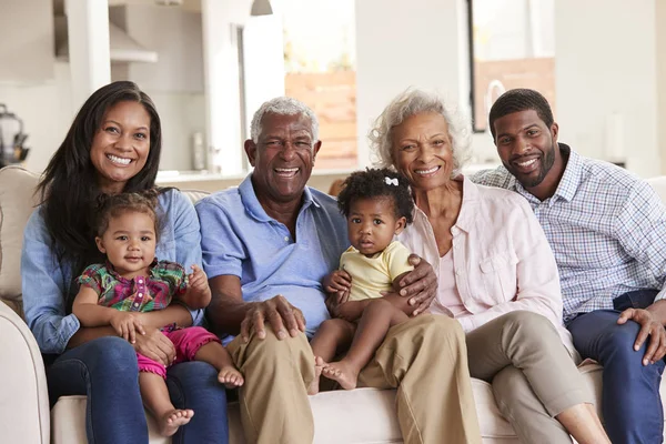 Ritratto Famiglia Multi Generazione Seduta Sul Divano Casa Con Nipotine — Foto Stock