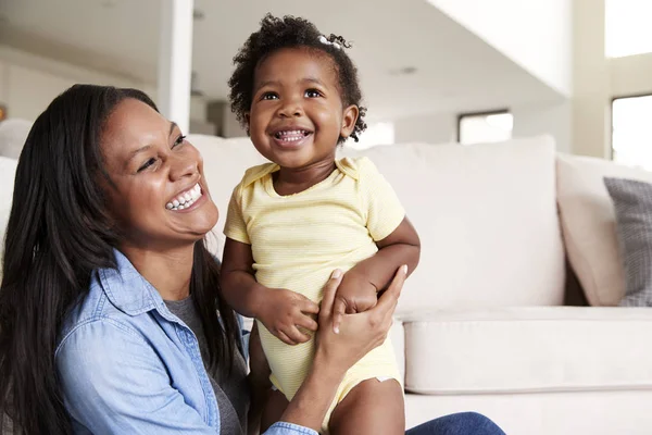 Moeder Spelen Met Baby Dochter Zittend Vloer Van Lounge Thuis — Stockfoto