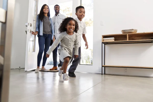 Padres Hijos Regresando Casa Abriendo Puerta Principal Corriendo Dentro — Foto de Stock