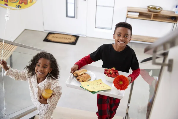 Niños Trayendo Los Padres Desayuno Cama Bandeja Para Celebrar Día — Foto de Stock